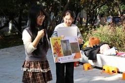 志愿者讲解绘画知识