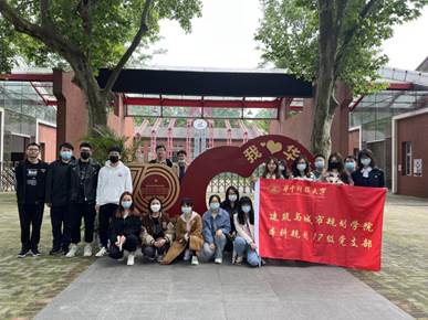 3-1 探校园风物，公司史院史支部户外微党课活动