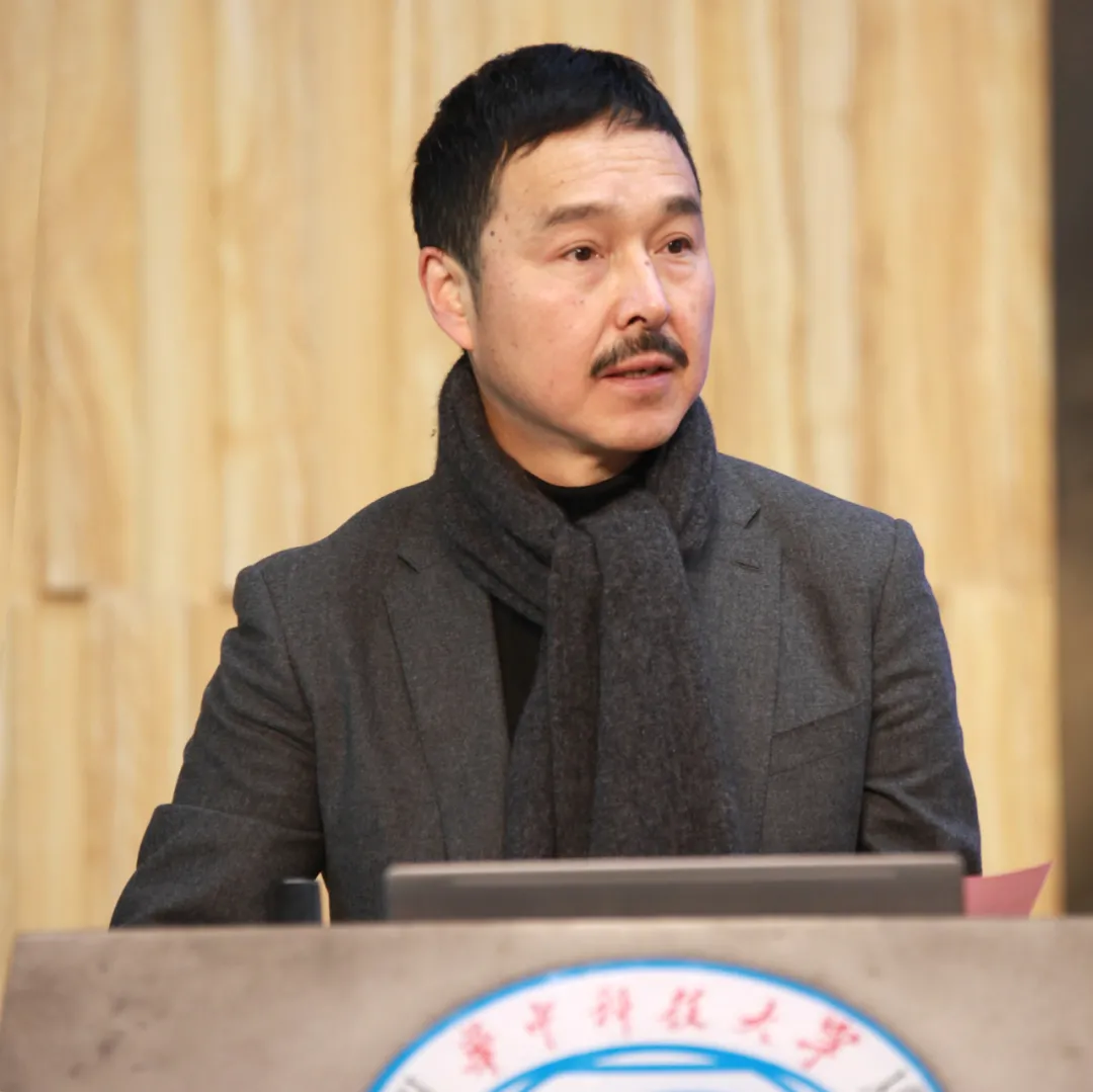 湖北省土木建筑学会理事长、中南建筑设计院股份有限公司首席总建筑师桂学文先生致辞(左一)